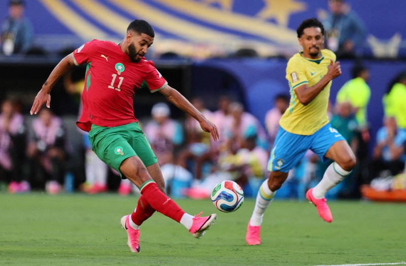Sepak Bola - Piala Dunia FIFA 2026 - Grup C - Brasil vs Maroko - Stadion New York/New Jersey, East Rutherford, New Jersey, AS - 13 Juni 2026. Achraf Hakimi dari Maroko berjabat tangan dengan Endrick dari Brasil setelah pertandingan. (IMAGN IMAGES via Reuters/Caean Couto)