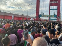 Jembatan Ampera Palembang dipenuhi puluhan ribu warga.