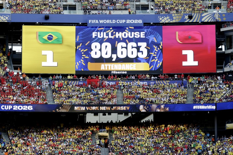 Sepak Bola - Piala Dunia FIFA 2026 - Grup C - Brasil vs Maroko - Stadion New York/New Jersey, East Rutherford, New Jersey, AS - 13 Juni 2026. Achraf Hakimi dari Maroko berjabat tangan dengan Endrick dari Brasil setelah pertandingan. (IMAGN IMAGES via Reuters/Caean Couto)
