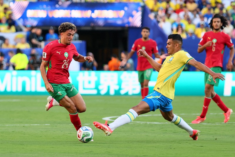 Sepak Bola - Piala Dunia FIFA 2026 - Grup C - Brasil vs Maroko - Stadion New York/New Jersey, East Rutherford, New Jersey, AS - 13 Juni 2026. Achraf Hakimi dari Maroko berjabat tangan dengan Endrick dari Brasil setelah pertandingan. (IMAGN IMAGES via Reuters/Caean Couto)