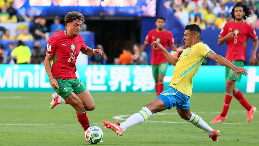 Neil El Aynaoui dari Morocco national football team berduel dengan Casemiro dari Brazil national football team pada laga Grup C FIFA World Cup 2026 di MetLife Stadium, Sabtu (13/6/2026).