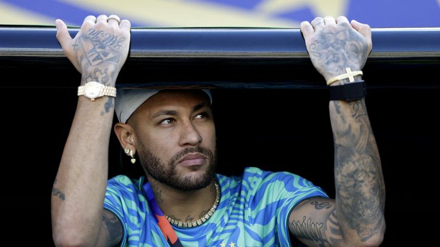Neymar Jr. dari Brazil national football team memperhatikan jalannya persiapan sebelum pertandingan melawan Morocco national football team pada laga Grup C FIFA World Cup 2026 di MetLife Stadium, Sabtu (13/6/2026). (REUTERS/Jeenah Moon)
