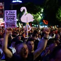 Para pengunjuk rasa memegang plakat selama protes terhadap resor mewah, sebuah rencana oleh perusahaan yang terkait dengan menantu Donald Trump, Jared Kushner, di bagian pesisir Adriatik yang sensitif terhadap lingkungan, di Tirana, Albania, 13 Juni