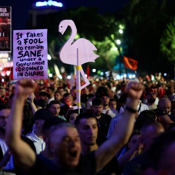 Para pengunjuk rasa memegang plakat selama protes terhadap resor mewah, sebuah rencana oleh perusahaan yang terkait dengan menantu Donald Trump, Jared Kushner, di bagian pesisir Adriatik yang sensitif terhadap lingkungan, di Tirana, Albania, 13 Juni
