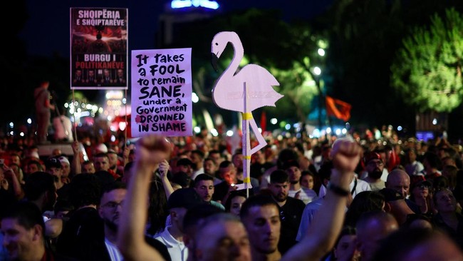 Potret Ribuan Warga Ngamuk, Menantu Trump Masih Incar Surga Albania