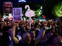 Para pengunjuk rasa memegang plakat selama protes terhadap resor mewah, sebuah rencana oleh perusahaan yang terkait dengan menantu Donald Trump, Jared Kushner, di bagian pesisir Adriatik yang sensitif terhadap lingkungan, di Tirana, Albania, 13 Juni