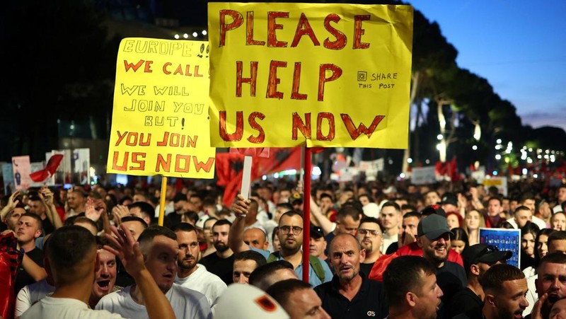 Para pengunjuk rasa memegang plakat selama protes terhadap resor mewah, sebuah rencana oleh perusahaan yang terkait dengan menantu Donald Trump, Jared Kushner, di bagian pesisir Adriatik yang sensitif terhadap lingkungan, di Tirana, Albania, 13 Juni 2026.