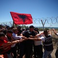 Para pengunjuk rasa yang mengatakan tanah mereka telah diambil secara tidak adil, merobohkan pagar tempat resor wisata akan dibangun di tepi pantai Adriatik, di Rrjoll, dekat Shkodra, Albania, 13 Juni 2026. (REUTERS/Florion Goga)