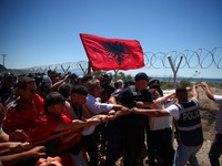 Para pengunjuk rasa yang mengatakan tanah mereka telah diambil secara tidak adil, merobohkan pagar tempat resor wisata akan dibangun di tepi pantai Adriatik, di Rrjoll, dekat Shkodra, Albania, 13 Juni 2026. (REUTERS/Florion Goga)