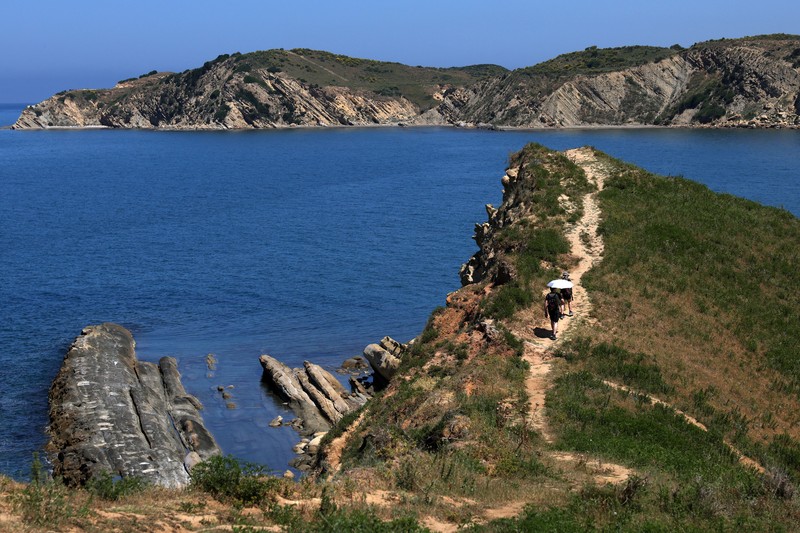 Pemandangan teluk di Kawasan Lindung Vjosa-Narta, tempat resor mewah direncanakan oleh perusahaan yang terkait dengan menantu Donald Trump, Jared Kushner, di Zvernec dekat Vlora, Albania, 10 Juni 2026. (REUTERS/Florion Goga)