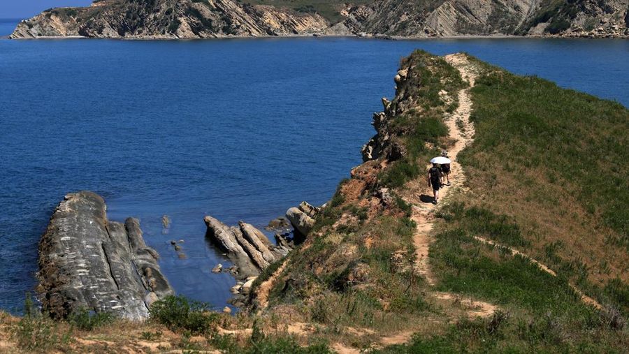 Para wisatawan di kawasan lindung Vjosa-Narta tempat resor mewah direncanakan oleh sebuah perusahaan yang terkait dengan menantu Donald Trump, Jared Kushner, di Zvernec dekat Vlora, Albania, 10 Juni 2026.
