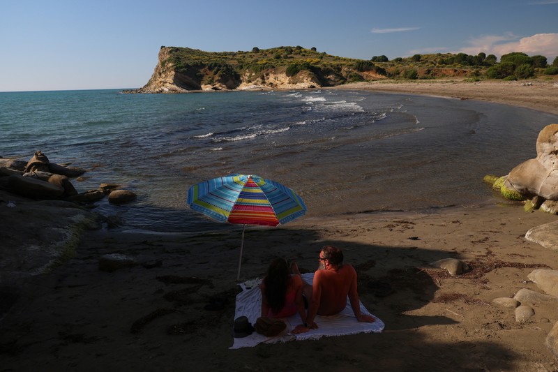 Pemandangan teluk di Kawasan Lindung Vjosa-Narta, tempat resor mewah direncanakan oleh perusahaan yang terkait dengan menantu Donald Trump, Jared Kushner, di Zvernec dekat Vlora, Albania, 10 Juni 2026. (REUTERS/Florion Goga)