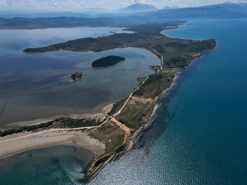 Pemandangan teluk di Kawasan Lindung Vjosa-Narta, tempat resor mewah direncanakan oleh perusahaan yang terkait dengan menantu Donald Trump, Jared Kushner, di Zvernec dekat Vlora, Albania, 10 Juni 2026. (REUTERS/Florion Goga)