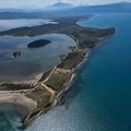 Pemandangan teluk di Kawasan Lindung Vjosa-Narta, tempat resor mewah direncanakan oleh perusahaan yang terkait dengan menantu Donald Trump, Jared Kushner, di Zvernec dekat Vlora, Albania, 10 Juni 2026. (REUTERS/Florion Goga)