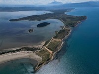 Pemandangan teluk di Kawasan Lindung Vjosa-Narta, tempat resor mewah direncanakan oleh perusahaan yang terkait dengan menantu Donald Trump, Jared Kushner, di Zvernec dekat Vlora, Albania, 10 Juni 2026. (REUTERS/Florion Goga)