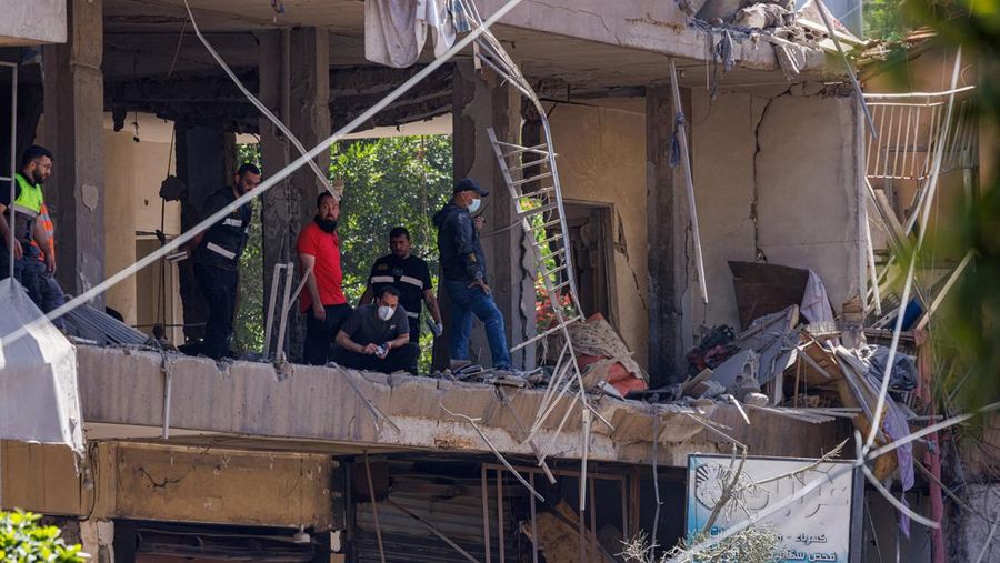Petugas polisi dan personel darurat bekerja di lokasi serangan Israel di pinggiran selatan Beirut, Lebanon, 14 Juni 2026.