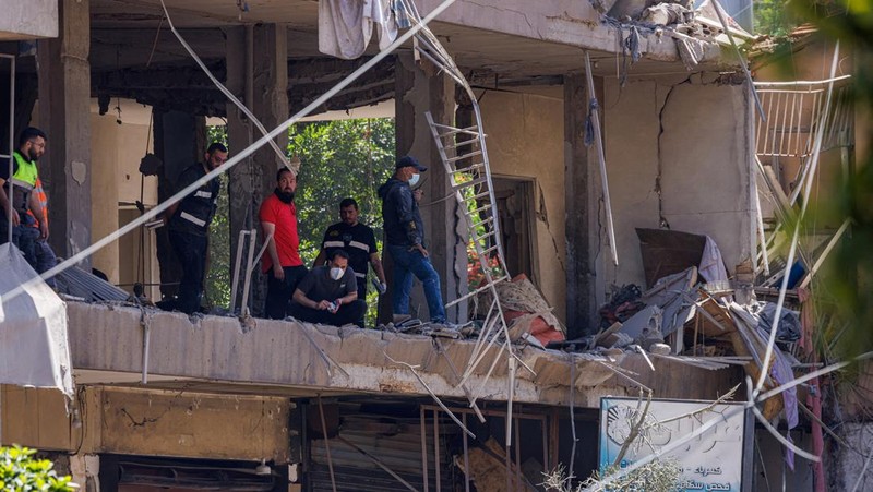 Petugas polisi dan personel darurat bekerja di lokasi serangan Israel di pinggiran selatan Beirut, Lebanon, 14 Juni 2026.