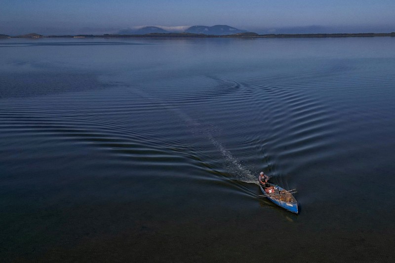 Pemandangan teluk di Kawasan Lindung Vjosa-Narta, tempat resor mewah direncanakan oleh perusahaan yang terkait dengan menantu Donald Trump, Jared Kushner, di Zvernec dekat Vlora, Albania, 10 Juni 2026. (REUTERS/Florion Goga)