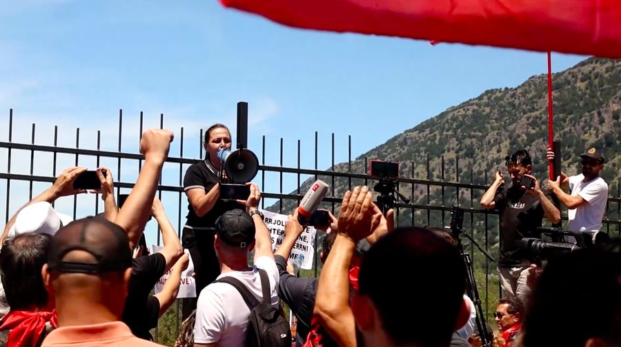 Sekitar 200 demonstran merobohkan pagar logam dan kawat berduri yang mengelilingi lokasi pembangunan resor mewah di pantai Adriatik Albania pada Sabtu (13/6/2026).