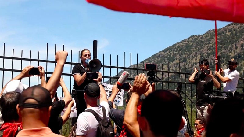 Sekitar 200 demonstran merobohkan pagar logam dan kawat berduri yang mengelilingi lokasi pembangunan resor mewah di pantai Adriatik Albania pada Sabtu (13/6/2026).