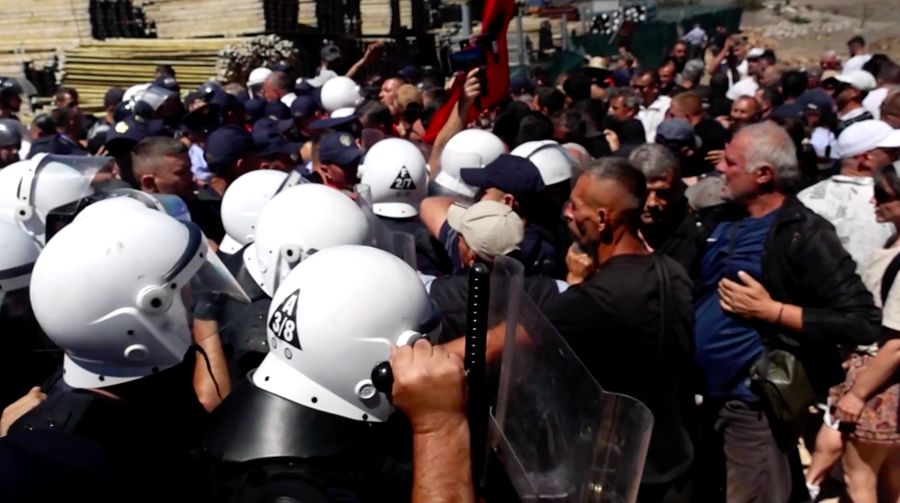 Sekitar 200 demonstran merobohkan pagar logam dan kawat berduri yang mengelilingi lokasi pembangunan resor mewah di pantai Adriatik Albania pada Sabtu (13/6/2026).