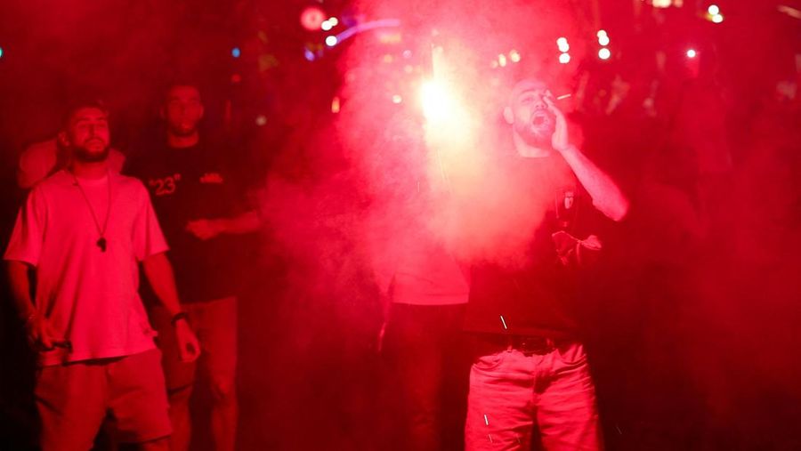 Seorang demonstran menggunakan suar saat protes menentang resor mewah, rencana sebuah perusahaan yang terkait dengan menantu Donald Trump, Jared Kushner, di bagian pesisir Adriatik yang sensitif terhadap lingkungan, di Tirana, Albania, 13 Juni 2026.
