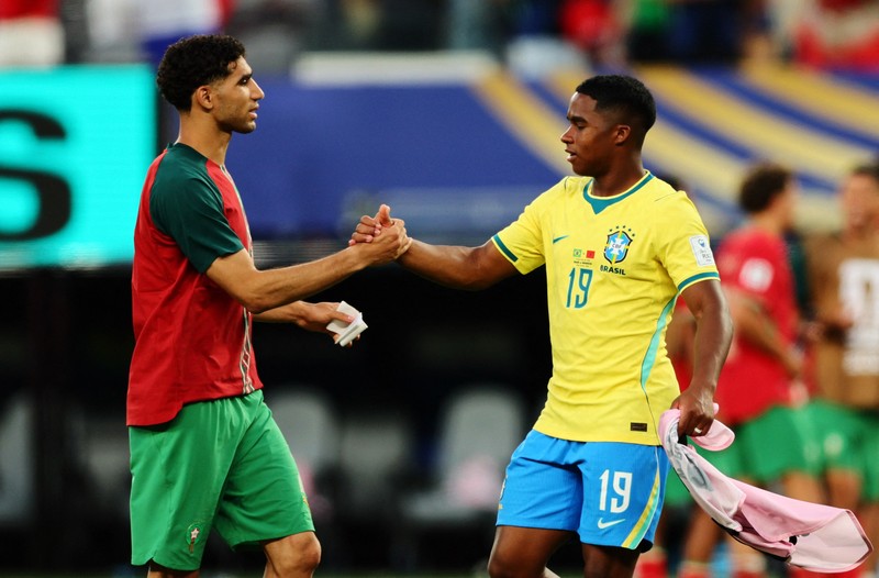 Sepak Bola - Piala Dunia FIFA 2026 - Grup C - Brasil vs Maroko - Stadion New York/New Jersey, East Rutherford, New Jersey, AS - 13 Juni 2026. Achraf Hakimi dari Maroko berjabat tangan dengan Endrick dari Brasil setelah pertandingan. (IMAGN IMAGES via Reuters/Caean Couto)