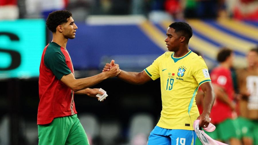 Sepak Bola - Piala Dunia FIFA 2026 - Grup C - Brasil vs Maroko - Stadion New York/New Jersey, East Rutherford, New Jersey, AS - 13 Juni 2026. Achraf Hakimi dari Maroko berjabat tangan dengan Endrick dari Brasil setelah pertandingan. (IMAGN IMAGES via