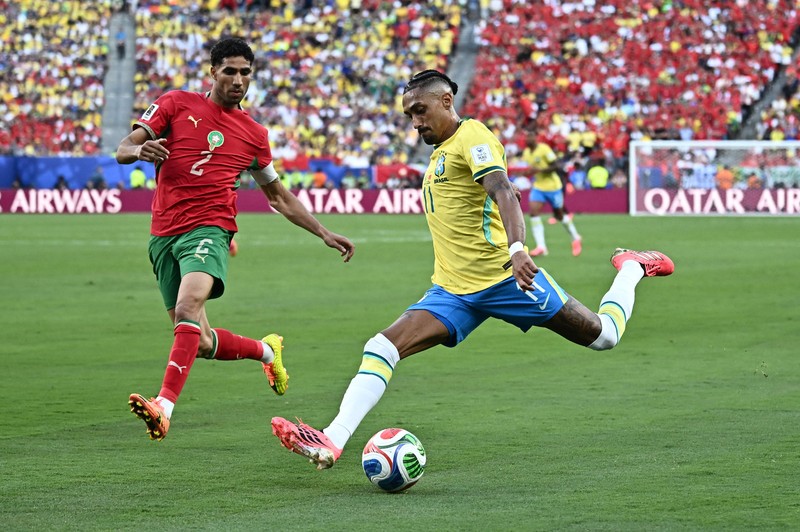 Sepak Bola - Piala Dunia FIFA 2026 - Grup C - Brasil vs Maroko - Stadion New York/New Jersey, East Rutherford, New Jersey, AS - 13 Juni 2026. Achraf Hakimi dari Maroko berjabat tangan dengan Endrick dari Brasil setelah pertandingan. (IMAGN IMAGES via Reuters/Caean Couto)