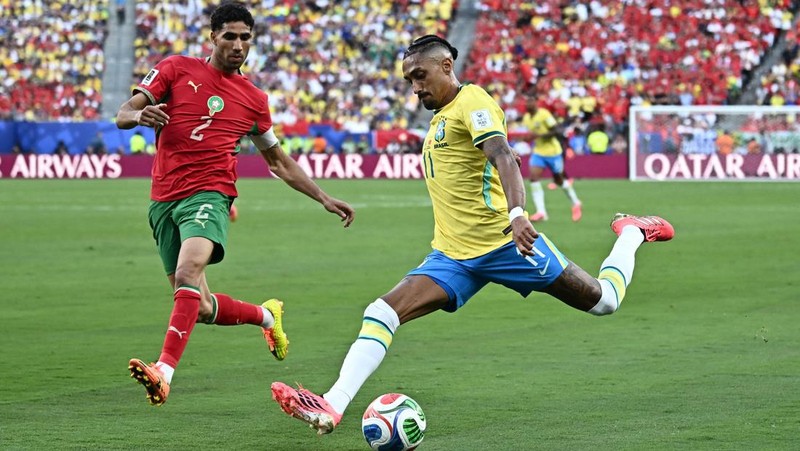 Sepak Bola - Piala Dunia FIFA 2026 - Grup C - Brasil vs Maroko - Stadion New York/New Jersey, East Rutherford, New Jersey, AS - 13 Juni 2026. Raphinha dari Brasil beraksi melawan Achraf Hakimi dari Maroko.
