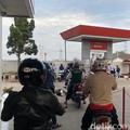 Suasana antrean pertalite di salah satu SPBU di Jalan Garut-Bandung.