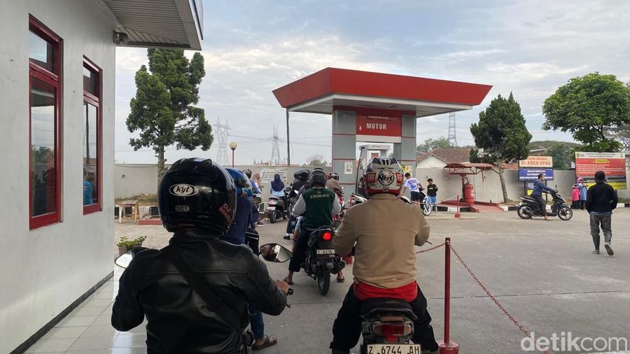 Suasana antrean pertalite di salah satu SPBU di Jalan Garut-Bandung.