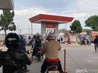 Suasana antrean pertalite di salah satu SPBU di Jalan Garut-Bandung.