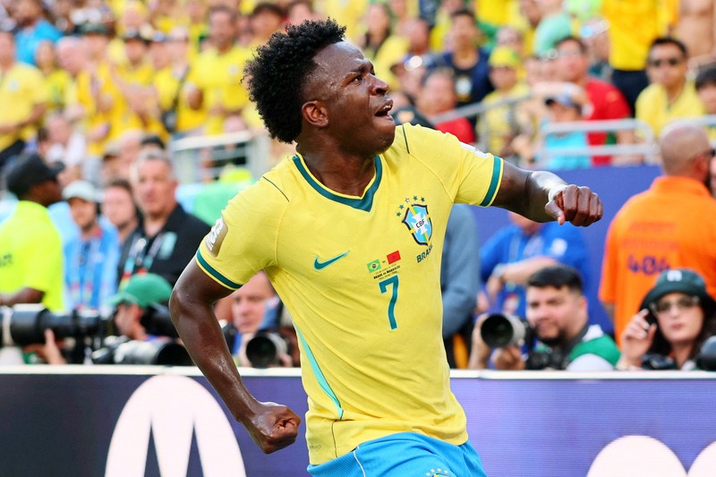 Sepak Bola - Piala Dunia FIFA 2026 - Grup C - Brasil vs Maroko - Stadion New York/New Jersey, East Rutherford, New Jersey, AS - 13 Juni 2026. Achraf Hakimi dari Maroko berjabat tangan dengan Endrick dari Brasil setelah pertandingan. (IMAGN IMAGES via Reuters/Caean Couto)