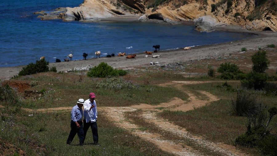 Warga setempat yang mengklaim memiliki lahan tempat resor mewah direncanakan oleh sebuah perusahaan yang terkait dengan menantu Donald Trump, Jared Kushner, berjalan di teluk Kawasan Lindung Vjosa-Narta, di Zvernec dekat Vlora, Albania, 10 Juni 2026.