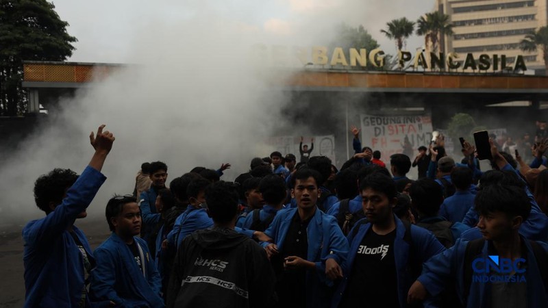 Aksi demonstrasi mahasiswa di pintu gerbang Pancasila DPR RI memanas, Senin (15/6/2026). (CNBC Indonesia/Tri Susilo)