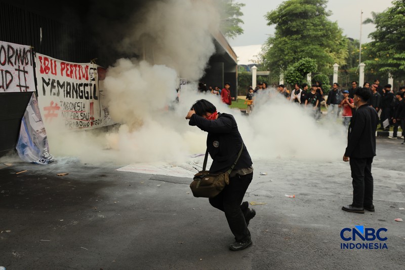 Aksi demonstrasi mahasiswa di pintu gerbang Pancasila DPR RI memanas, Senin (15/6/2026). (CNBC Indonesia/Tri Susilo)