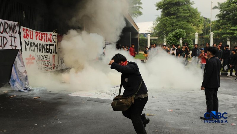 Aksi demonstrasi mahasiswa di pintu gerbang Pancasila DPR RI memanas, Senin (15/6/2026). (CNBC Indonesia/Tri Susilo)