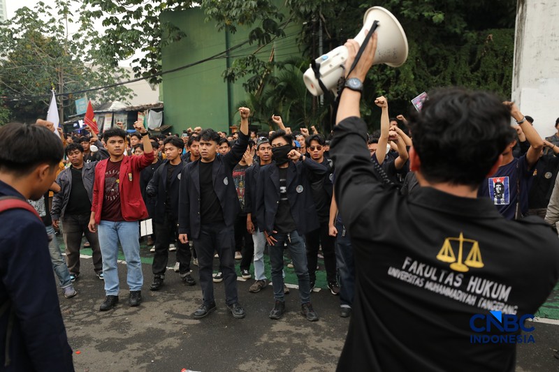 Aksi demonstrasi mahasiswa di pintu gerbang Pancasila DPR RI memanas, Senin (15/6/2026). (CNBC Indonesia/Tri Susilo)