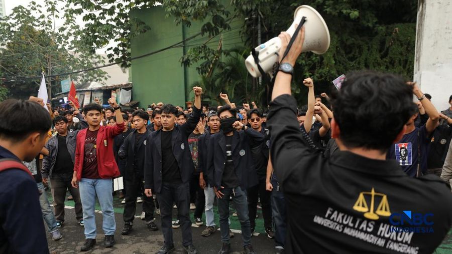 Aksi demonstrasi mahasiswa di pintu gerbang Pancasila DPR RI memanas, Senin (15/6/2026). (CNBC Indonesia/Tri Susilo)