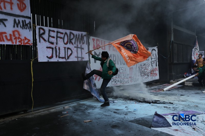 Aksi demonstrasi mahasiswa di pintu gerbang Pancasila DPR RI memanas, Senin (15/6/2026). (CNBC Indonesia/Tri Susilo)