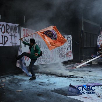 Aksi demonstrasi mahasiswa di pintu gerbang Pancasila DPR RI memanas, Senin (15/6/2026). (CNBC Indonesia/Tri Susilo)