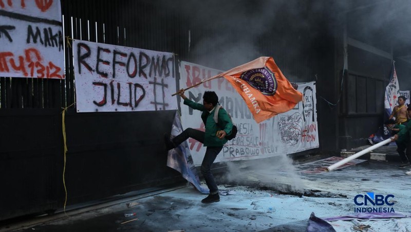 Aksi demonstrasi mahasiswa di pintu gerbang Pancasila DPR RI memanas, Senin (15/6/2026). (CNBC Indonesia/Tri Susilo)