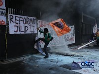 Aksi demonstrasi mahasiswa di pintu gerbang Pancasila DPR RI memanas, Senin (15/6/2026). (CNBC Indonesia/Tri Susilo)