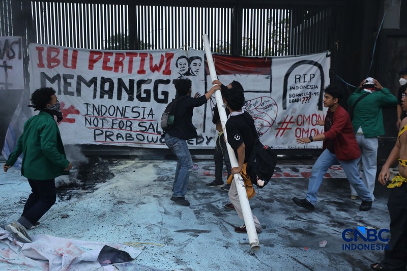 Aksi demonstrasi mahasiswa di pintu gerbang Pancasila DPR RI memanas, Senin (15/6/2026). (CNBC Indonesia/Tri Susilo)