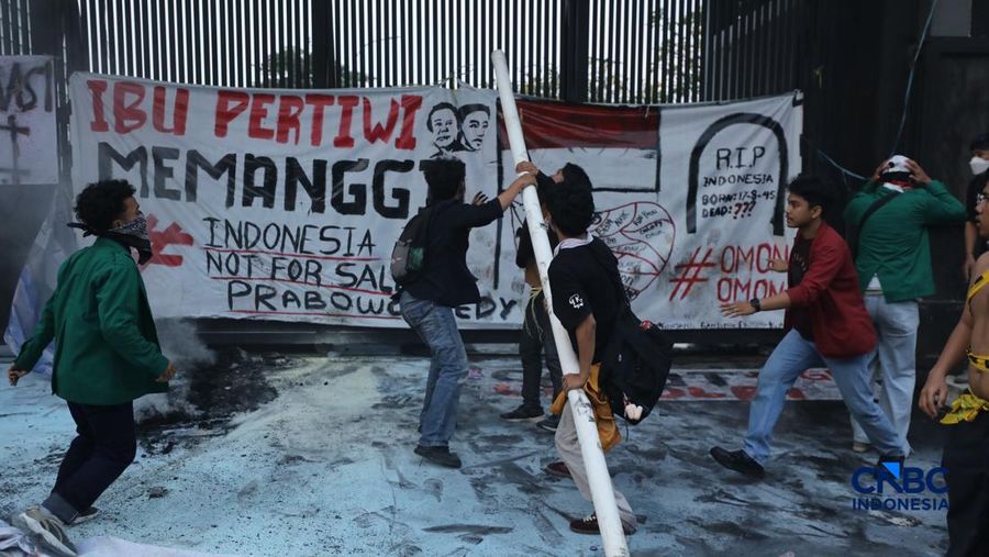 Aksi demonstrasi mahasiswa di pintu gerbang Pancasila DPR RI memanas, Senin (15/6/2026). (CNBC Indonesia/Tri Susilo)