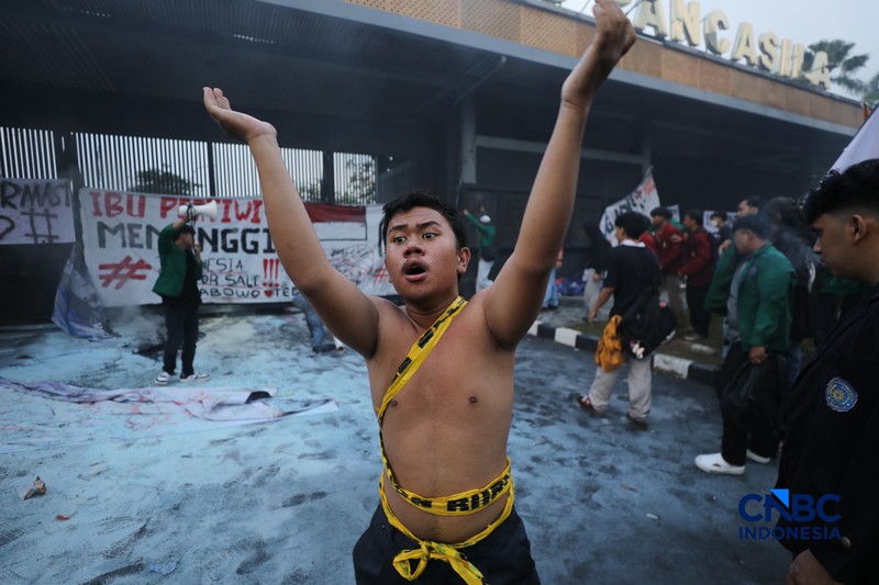 Aksi demonstrasi mahasiswa di pintu gerbang Pancasila DPR RI memanas, Senin (15/6/2026). (CNBC Indonesia/Tri Susilo)