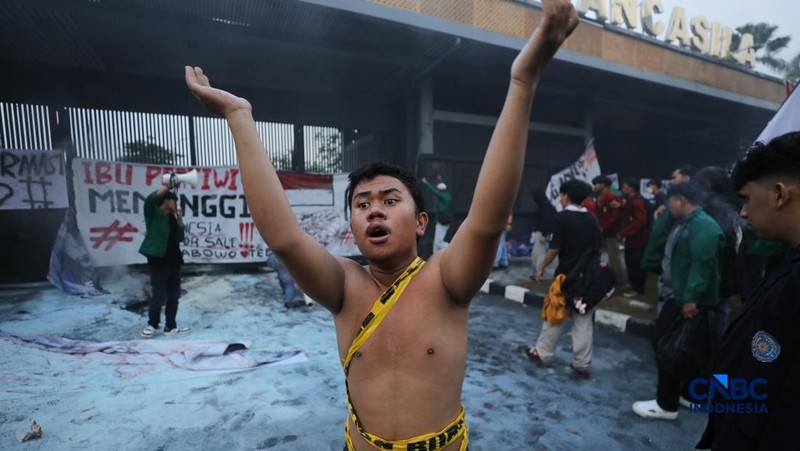 Aksi demonstrasi mahasiswa di pintu gerbang Pancasila DPR RI memanas, Senin (15/6/2026). (CNBC Indonesia/Tri Susilo)