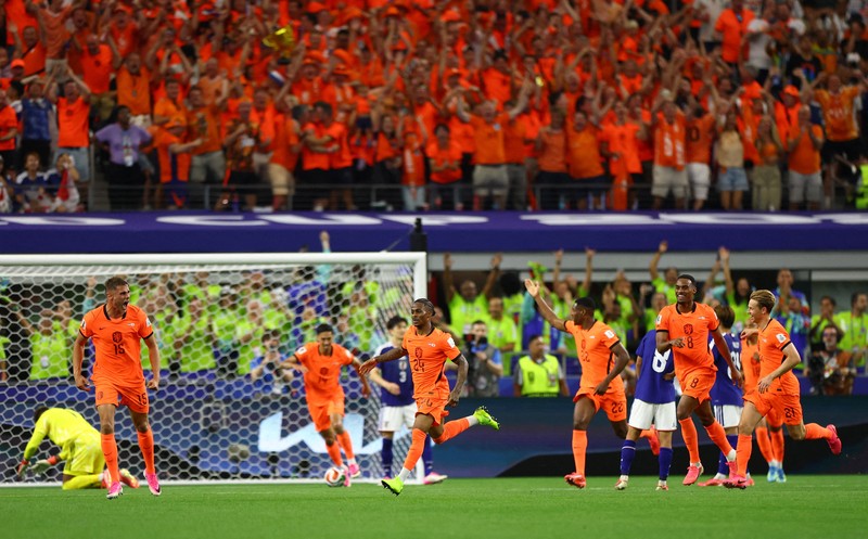 Kapten Belanda, Virgil van Dijk, meninggalkan lapangan dengan ekspresi kecewa setelah pertandingan Grup F Piala Dunia FIFA 2026 antara Belanda dan Jepang berakhir imbang di Dallas Stadium, Arlington, Texas, Amerika Serikat, Minggu (14/6/2026). ()REUTERS/Hannah Mckay)