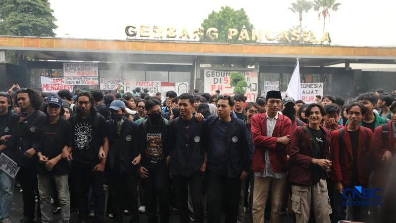 Aksi demonstrasi mahasiswa di pintu gerbang Pancasila DPR RI memanas, Senin (15/6/2026). (CNBC Indonesia/Tri Susilo)